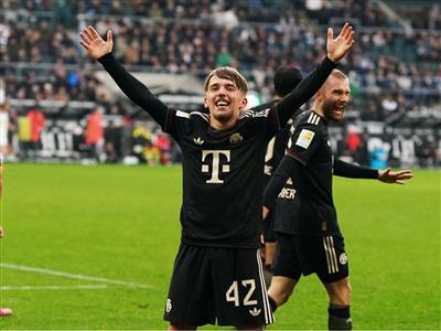 Nummer 42 hat magische Kräfte? Der 17-jährige Bayern-Youngster Karl sorgte in aufeinanderfolgenden Spielen in der Champions League und der Bundesliga für Aufsehen in der Welt.
