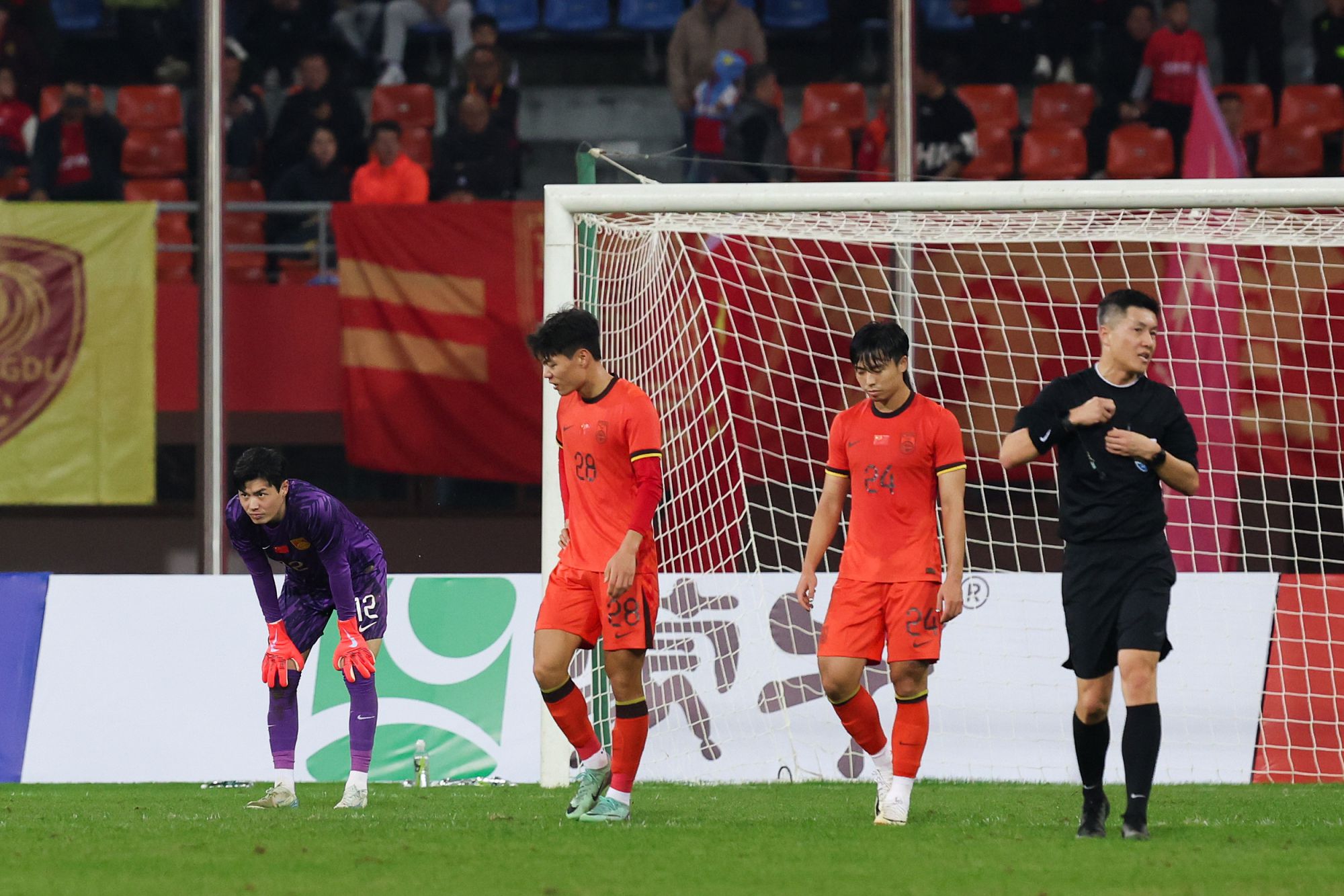 Die U22-Fußballnationalmannschaft verlor gegen Vietnam. Nach der WM-Vorrunde 2022 verlor die Nationalmannschaft erneut gegen Vietnam.