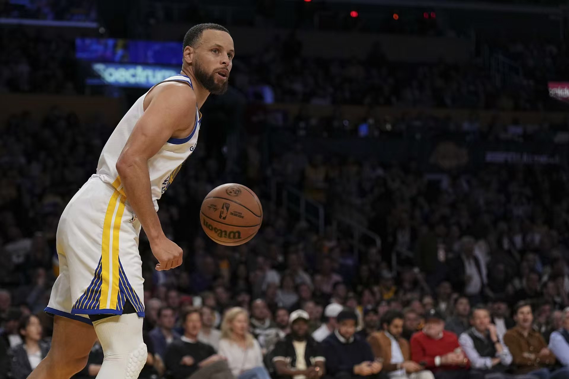 Nachdem Curry 35 Jahre alt geworden war, erzielte er in 6 Spielen mehr als 45 Punkte und sicherte damit James den ersten Platz in der Geschichte.
