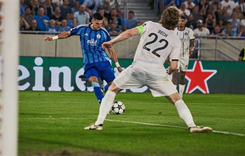 Anzeigetafel Slovan Bratislava gegen Midtjylland