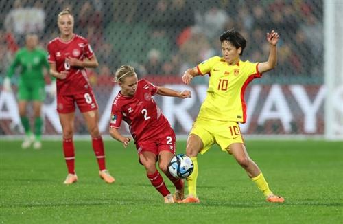 Chinesische Frauenfußballmannschaft gegen haitianische Frauenfußballmannschaft
