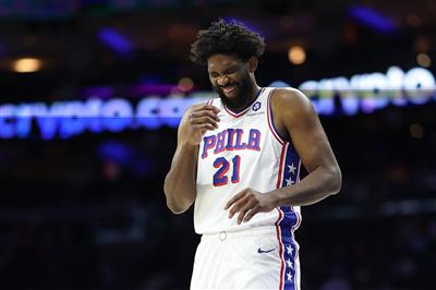 Embiid: Nachdem ich zwei oder drei Minuten gespielt habe und dann heruntergekommen bin, wäre es besser, nach Hause zu gehen und Zeit mit meiner Familie zu verbringen, aber ich halte mich an die Abmachungen.