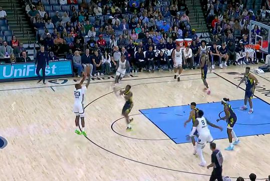 Coward erzielte im dritten Viertel 15 Punkte bei 5 von 6 Schüssen. Die Grizzlies führten die Pacers mit 43 Punkten im Viertel und 19 Punkten an.