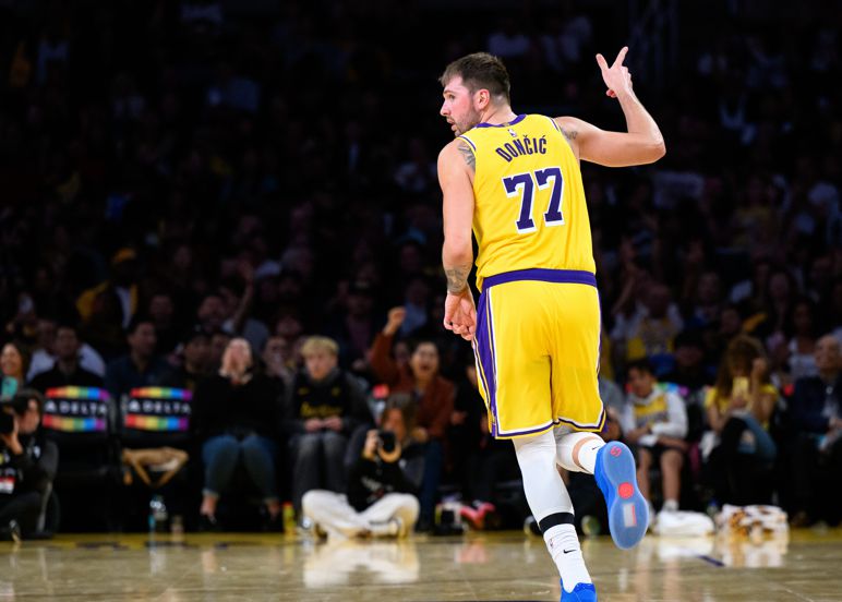 Doncic war der erste Spieler in der Geschichte der Lakers, der in zwei aufeinanderfolgenden Spielen mehr als 40 Punkte erzielte.