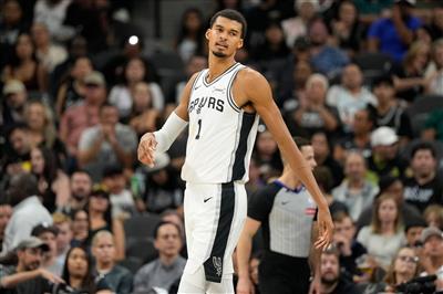 Wie schade! Zum dritten Mal in seiner Karriere verpasste Bunyama ein Triple-Double, weil er einen Block verpasste.