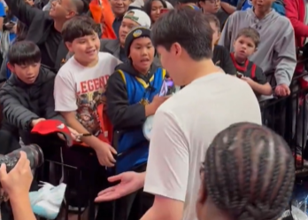 Äußerst beliebt! Zahlreiche Fans warteten im Gang auf Yang Hansen, der den jungen Fans Basketballschuhe schenkte