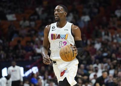 Volle Blüte! Die Heat erzielten im ersten Viertel 42 Punkte bei 7 von 9 Dreiern, und Adebayor erzielte 18 Punkte.