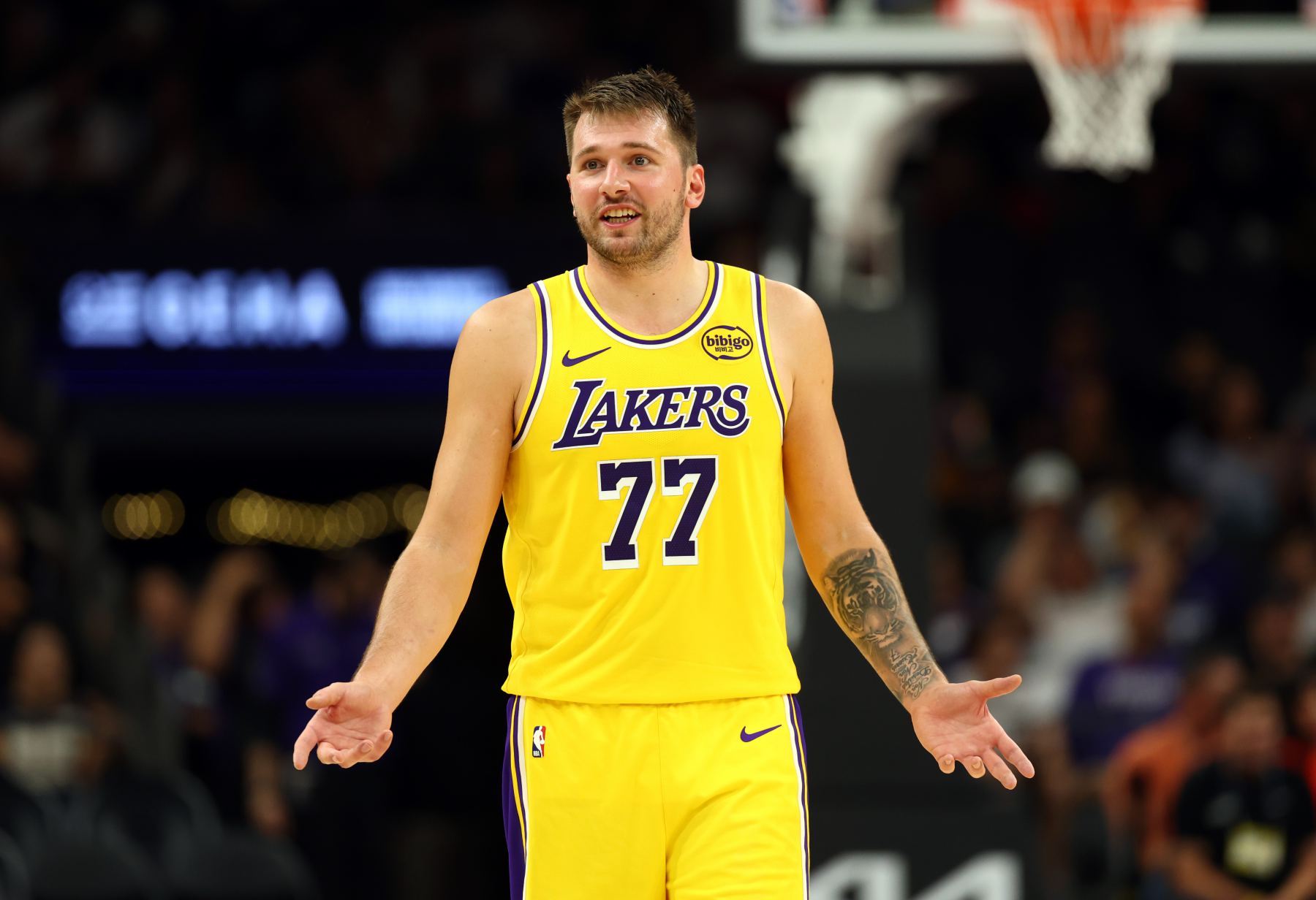 Angriff und Verteidigung integriert! Doncic hatte in der Halbzeit 22 Punkte, 6 Rebounds, 7 Assists, 3 Interceptions und 2 Blocks.