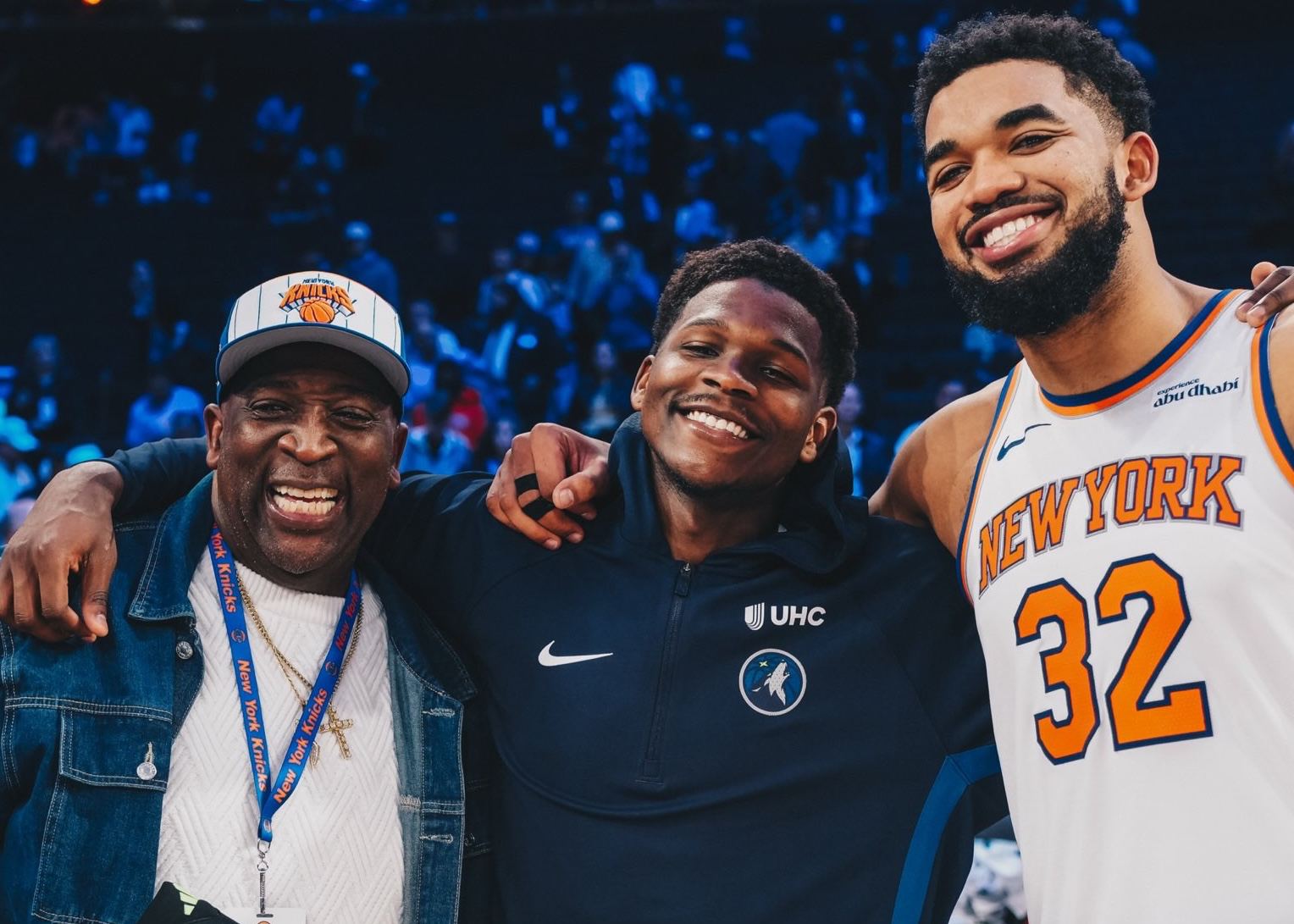 Immer noch gute Brüder! Edwards machte nach dem Spiel ein Foto mit Towns und seinem Sohn und überreichte ihm signierte Basketballschuhe.