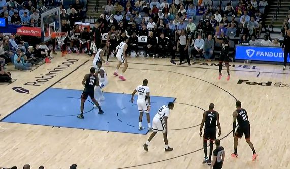 Überraschung! Okogie machte im dritten Viertel drei von drei Dreierwürfen und erzielte 11 Punkte, was den Rockets half, den Abstand zu vergrößern.