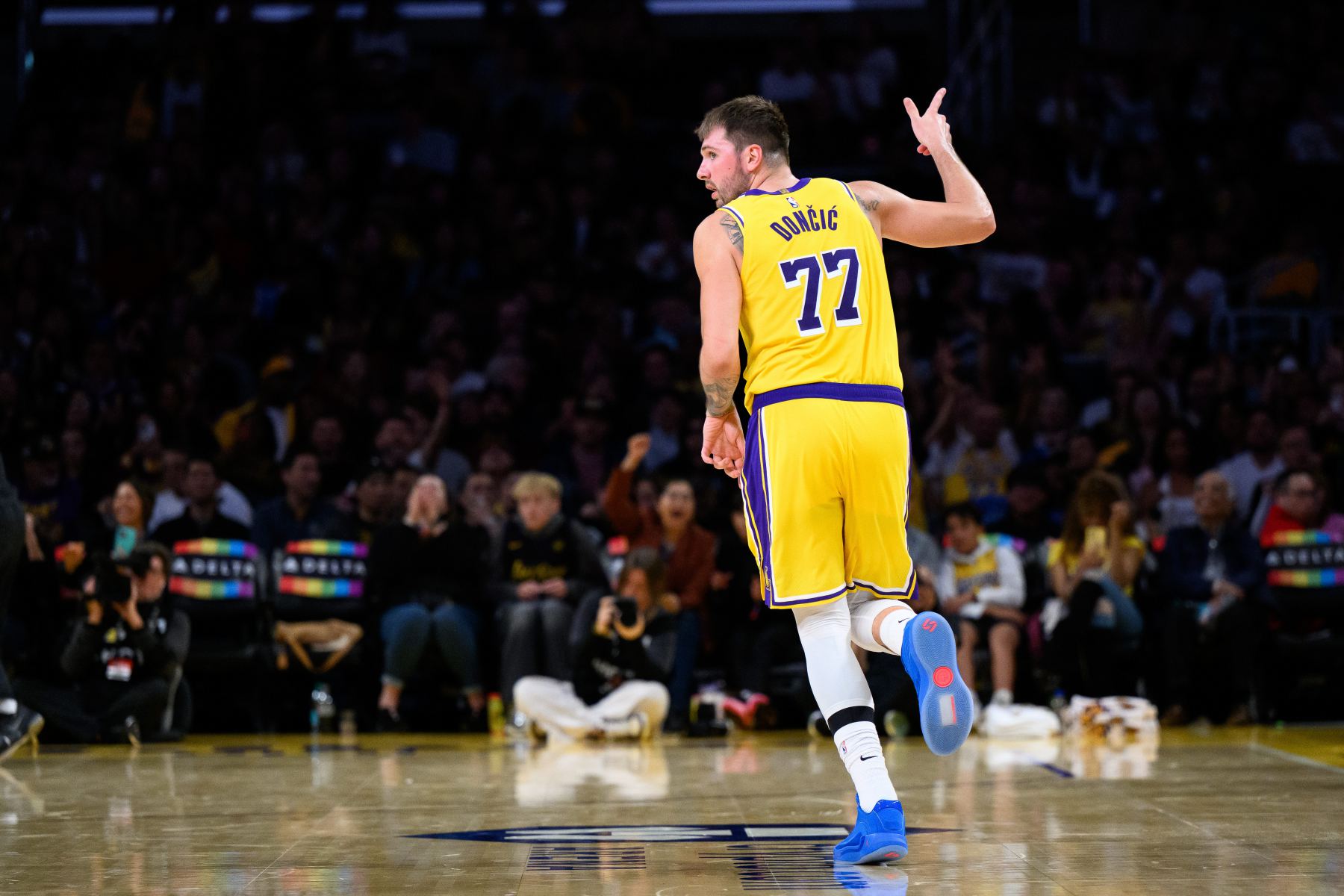 Der Angriff war im ersten Viertel schleppend! Die Lakers erzielten nur 18 Punkte bei 2 von 7 Drei-Punkte-Würfen.