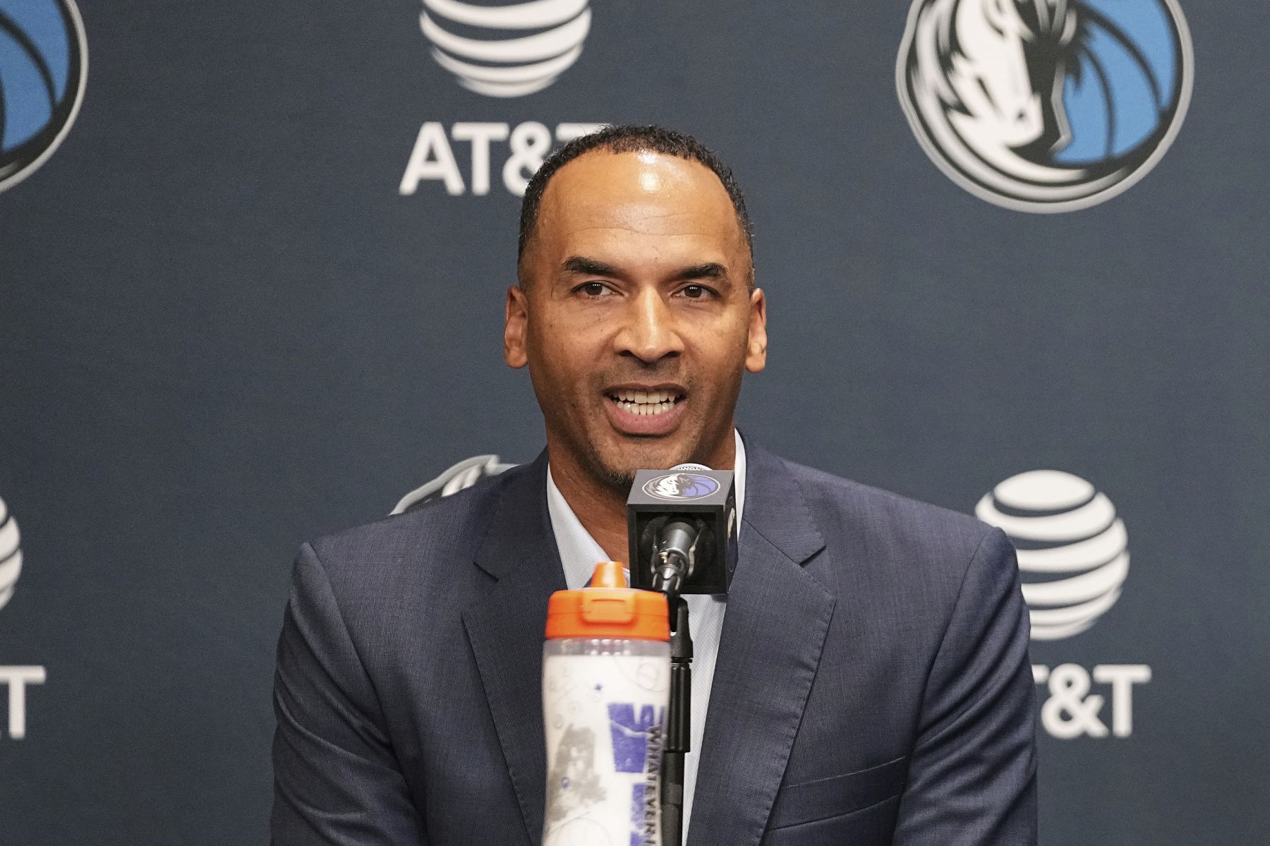 Die Mavericks bauten den tragbaren Aufzug am Spielort ab, der zuvor als spezieller Ausgangskanal für Harrison diente