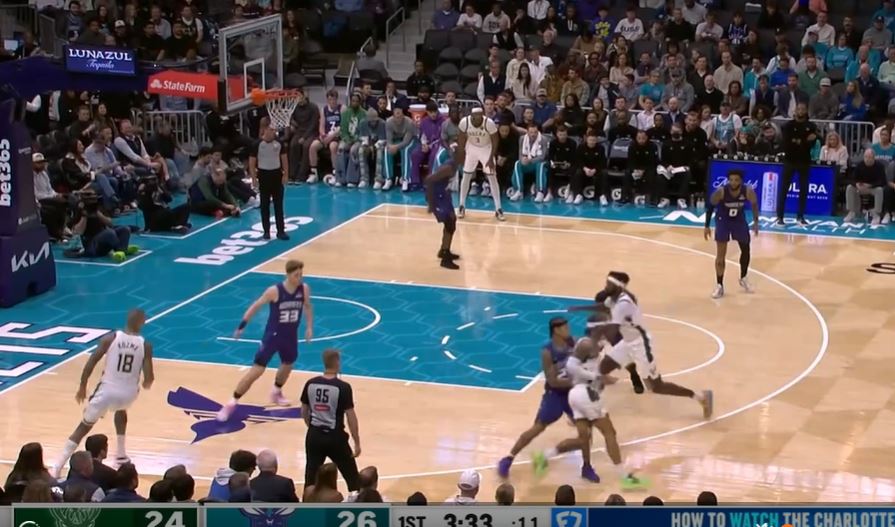 Noch mehr Blumen! Zur Halbzeit erzielte niemand einen zweistelligen Treffer für die Hornets und führte die Bucks mit 9 Punkten Vorsprung an