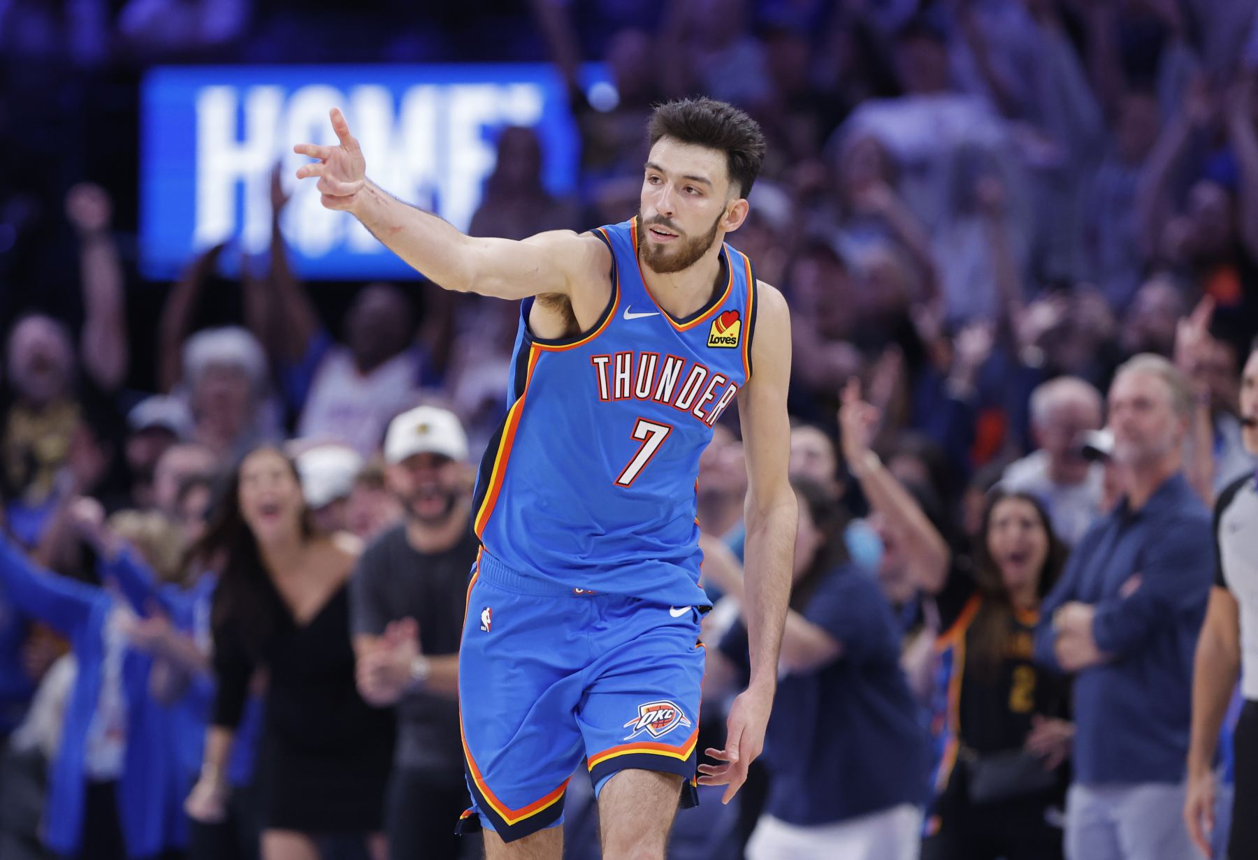 Die Effizienz ist Jokic nur unterlegen! Chets Schießquote in der Saison liegt bei fast 60 %, und seine tatsächliche Schießquote liegt bei 72 %.