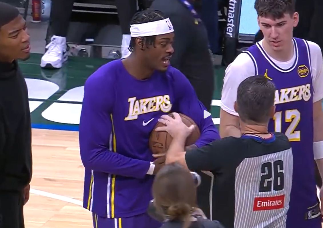 Die Lakers wollten den Ball einem neuen Teammitglied geben und der Schiedsrichter stoppte dies, aber Antetokounmpo schritt ein und gab den Lakers den Ball